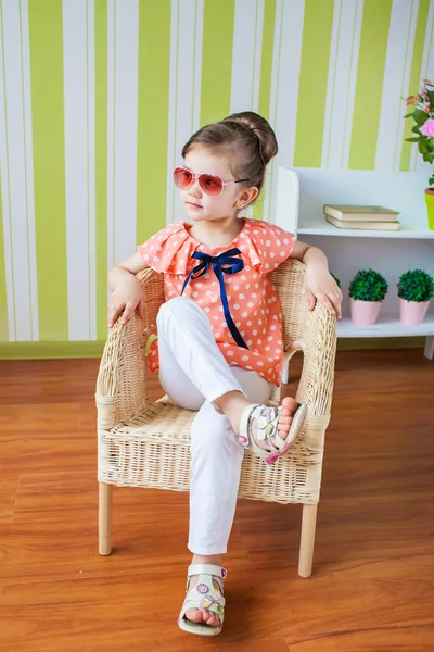 Chica sonriente sentada en una silla — Foto de Stock