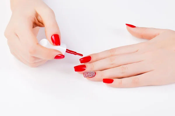 Hermosas manos con manicura roja — Foto de Stock