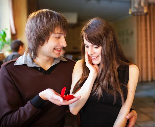 Man föreslår till sin flickvän i en restaurang — Stockfoto