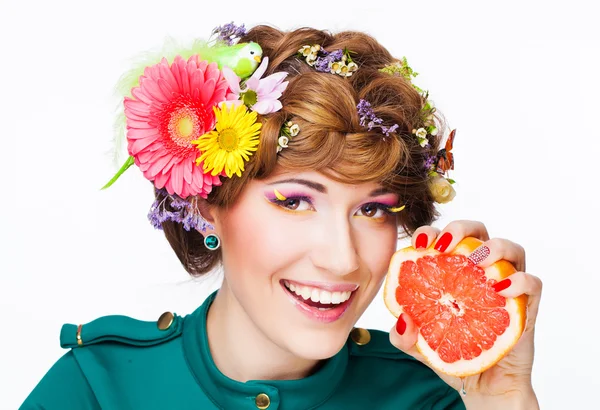 Portret van een vrouw met make-up en grapefruit — Stockfoto
