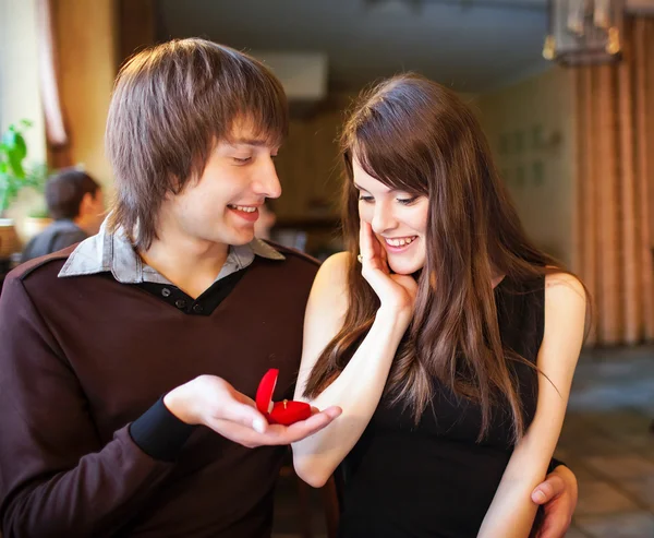 Uomo che propone alla sua ragazza in un ristorante Immagine Stock