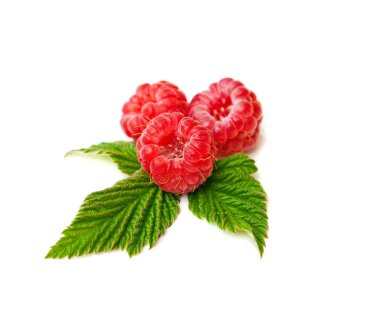 Üç olgun ahududu ile yapraklar