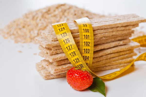 Kost flingor, mätning av tejp och jordgubbe — Stockfoto
