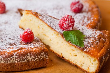 Ahududu içinde kapalı taze meyve tart