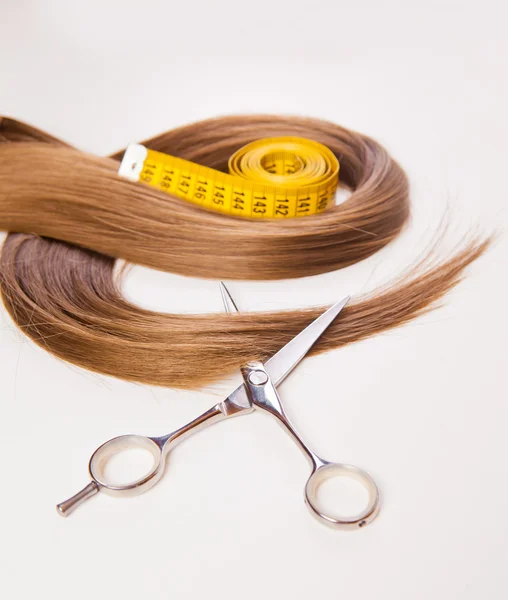 bir ölçüm bandı ile saç