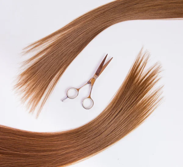 Tesoura de cabeleireiro e fechadura de cabelo — Fotografia de Stock