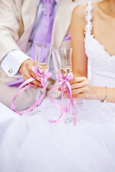 Bride and groom with glasses of champagne wine — Stock Photo, Image