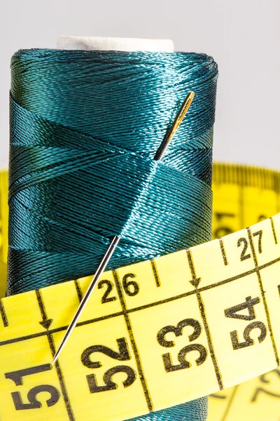 Macro blue spool of thread with measuring tape — Stock Photo, Image