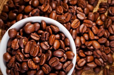 arabica ve fincan kahvenin üzerine bez torba