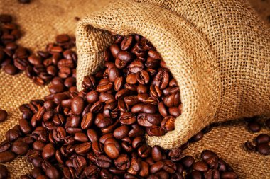 kavrulmuş kahve çekirdekleri ile dolu çanta çuval