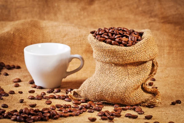 Kaffekopp och kaffebönor — Stockfoto