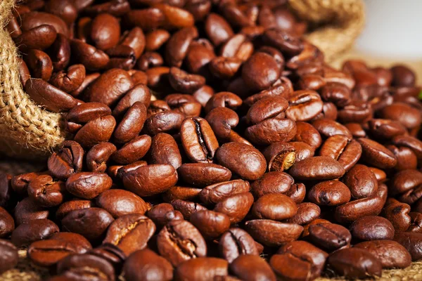 Мешок полный жареных кофейных зерен — стоковое фото