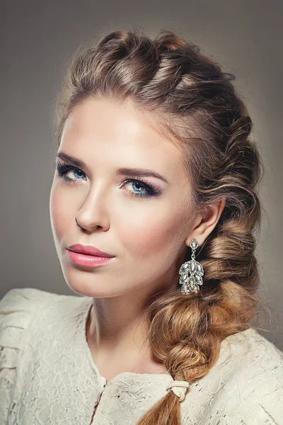 Portrait of a beautiful brunette woman girl model — Stock Photo, Image