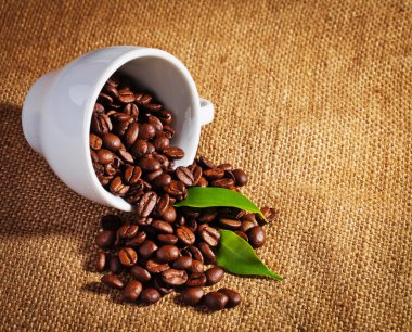 arabica ve fincan kahvenin üzerine bez torba