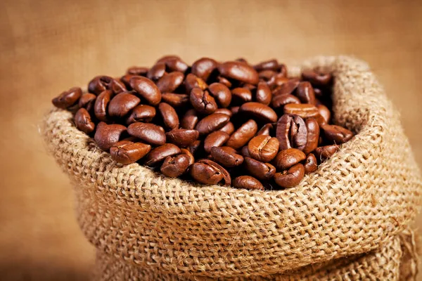 Saco cheio de grãos de café torrados — Fotografia de Stock