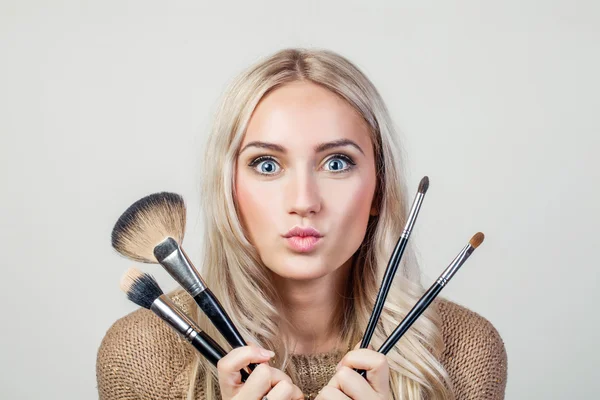 Portrait de belle femme avec brosse pour maquillage — Photo