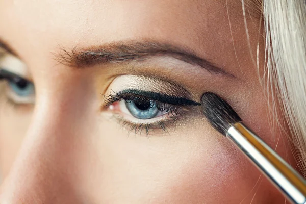 Portrait of beautiful woman with brush for make-up — Stock Photo, Image