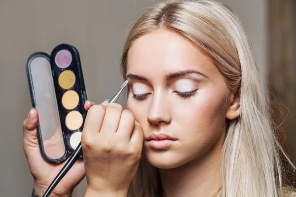 Portrait of beautiful woman with brush for make-up — Stock Photo, Image