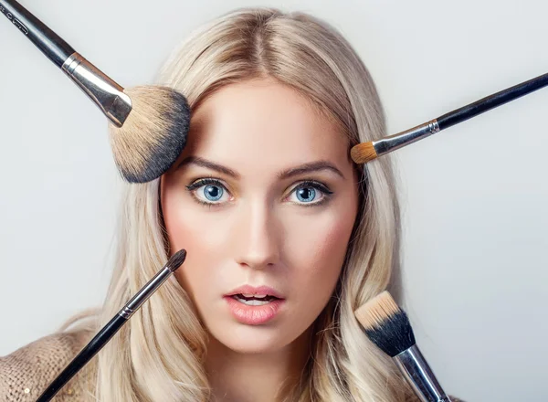 Retrato de mulher bonita com escova de maquilagem — Fotografia de Stock