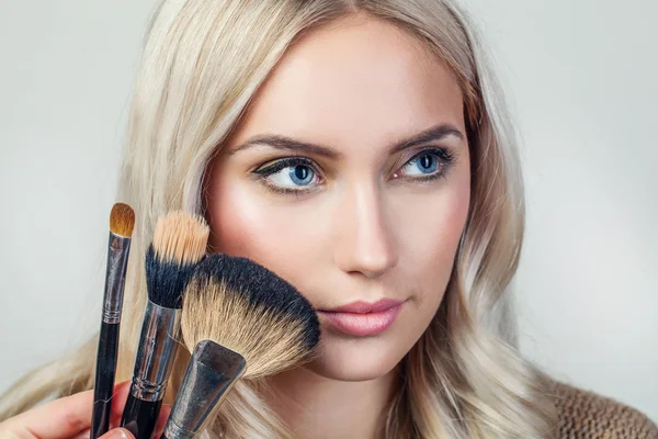 Portrait de belle femme avec brosse pour maquillage — Photo