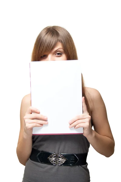 Une jolie jeune femme ferme le visage d'une feuille de papier vierge — Photo