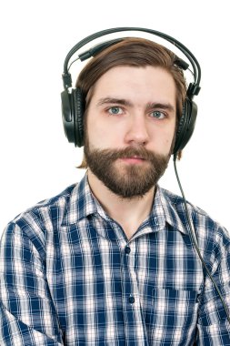 kulaklık sakallı bir adam