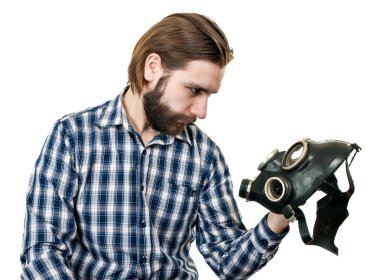 gaz maskesi izlerken sakallı adam