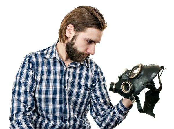 El hombre con barba mirando una máscara de gas —  Fotos de Stock