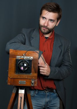 eski bir kamera ile fotoğrafçı