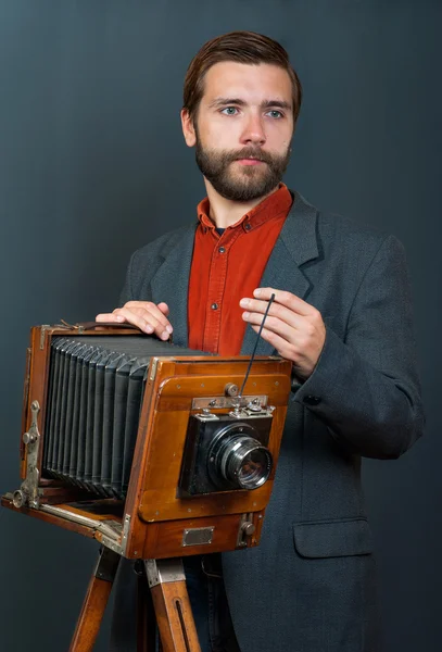 Fotógrafo con una vieja cámara — Foto de Stock