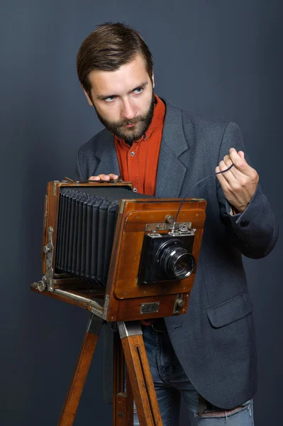 Fotógrafo com uma câmera antiga — Fotografia de Stock