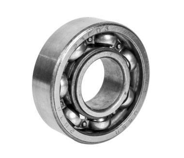 Beyaz izole arkaplanda topları olan gümüş bilye. Endüstriyel. Arabanın bir parçası.