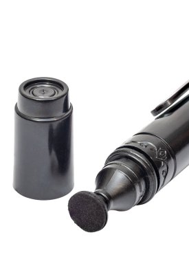 Kameranın mercek temizleme kalemini beyaz arkaplanda izole et.