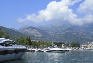 kıyıya yakın yerde demirleyen yat