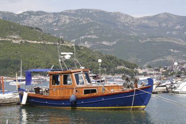 iskeleye küçük tekne