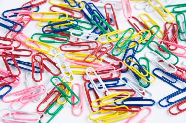 beyaz zemin üzerine klip demet