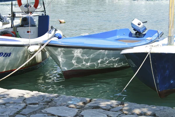 Barco amarrado en la orilla — Foto de Stock