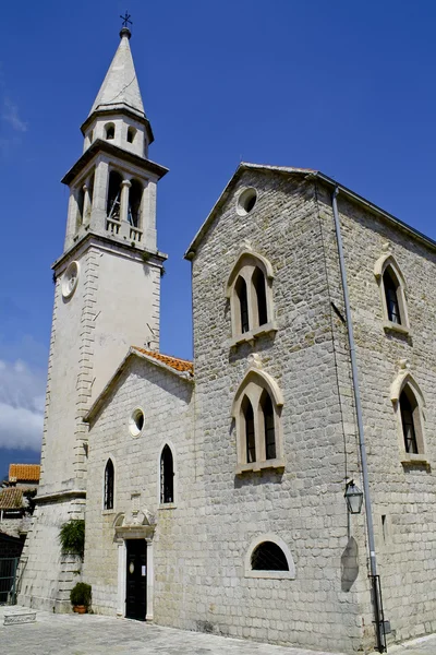 Una antigua catedral de piedra contra el cielo azul —  Fotos de Stock