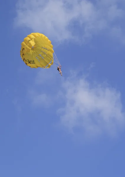 Parachutiste dans le ciel — Photo