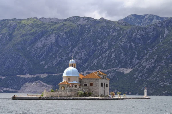 Церковь на острове в море — стоковое фото