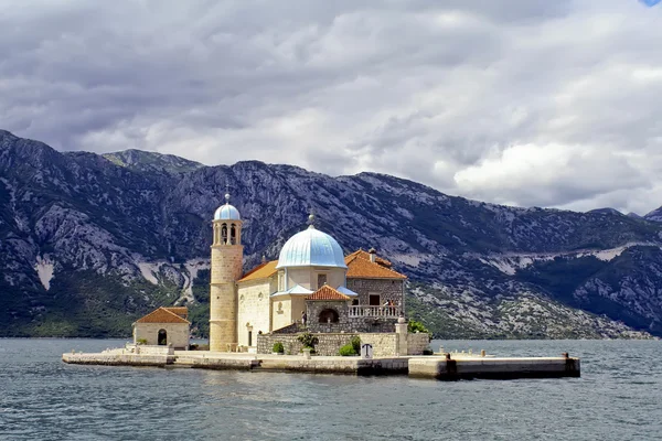 Iglesia en la isla en el mar — Foto de Stock