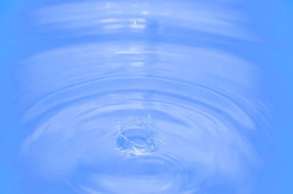 Gota de agua, fondo de agua azul — Foto de Stock