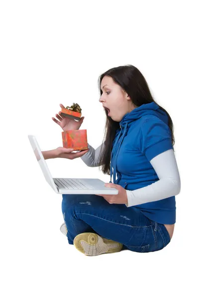 Tyttö kannettavan tietokoneen kanssa — kuvapankkivalokuva