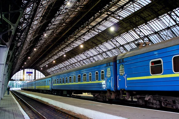 Tren en una estación de tren — Foto de Stock