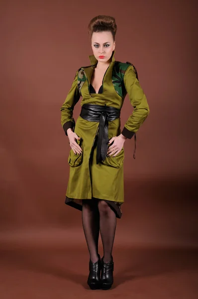 Yeşil giysili bir kadına — Stok fotoğraf