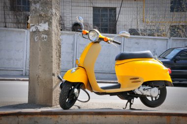 Sarı moped