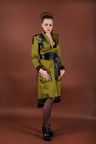 Yeşil giysili bir kadına — Stok fotoğraf