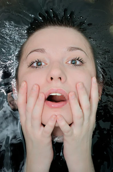 Frau im Wasser — Stockfoto