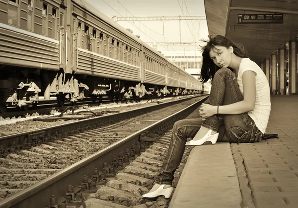 Dívka u nádraží — Stock fotografie