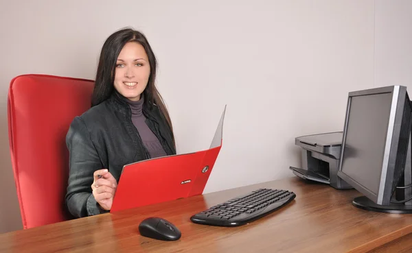 Mulher no local de trabalho — Fotografia de Stock